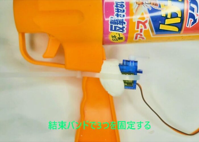 Secure the three with cable ties 結束バンドで3つを固定する作業