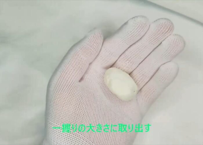 Take out a handful size 一握りの大きさに取り出す作業